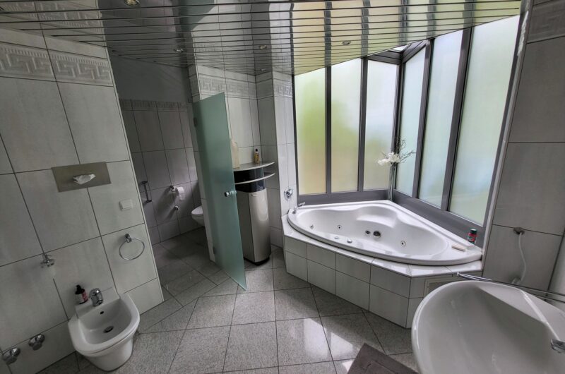 Architektenhaus in Erlangen zu verkaufen - Badezimmer im Erdgeschoss