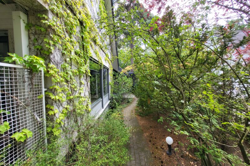 Architektenhaus in Erlangen zu verkaufen - Weg zum Schwimmbad
